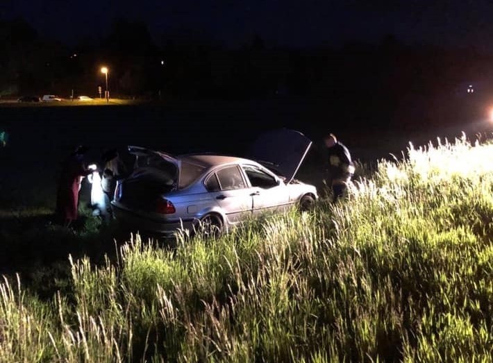 Wypadek w Zborowicach. Groźne dachowanie bmw na drodze wojewódzkiej koło Ciężkowic