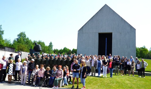W Spacerze Pamięci w Michniowie wzięło udział około 250 osób.