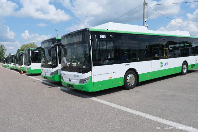 Elektrobusy już wkrótce na drogach Białegostoku! Trwa odbiór dwudziestu pojazdów i stacji ładowania. Zasięg nowych autobusów to około 350 km