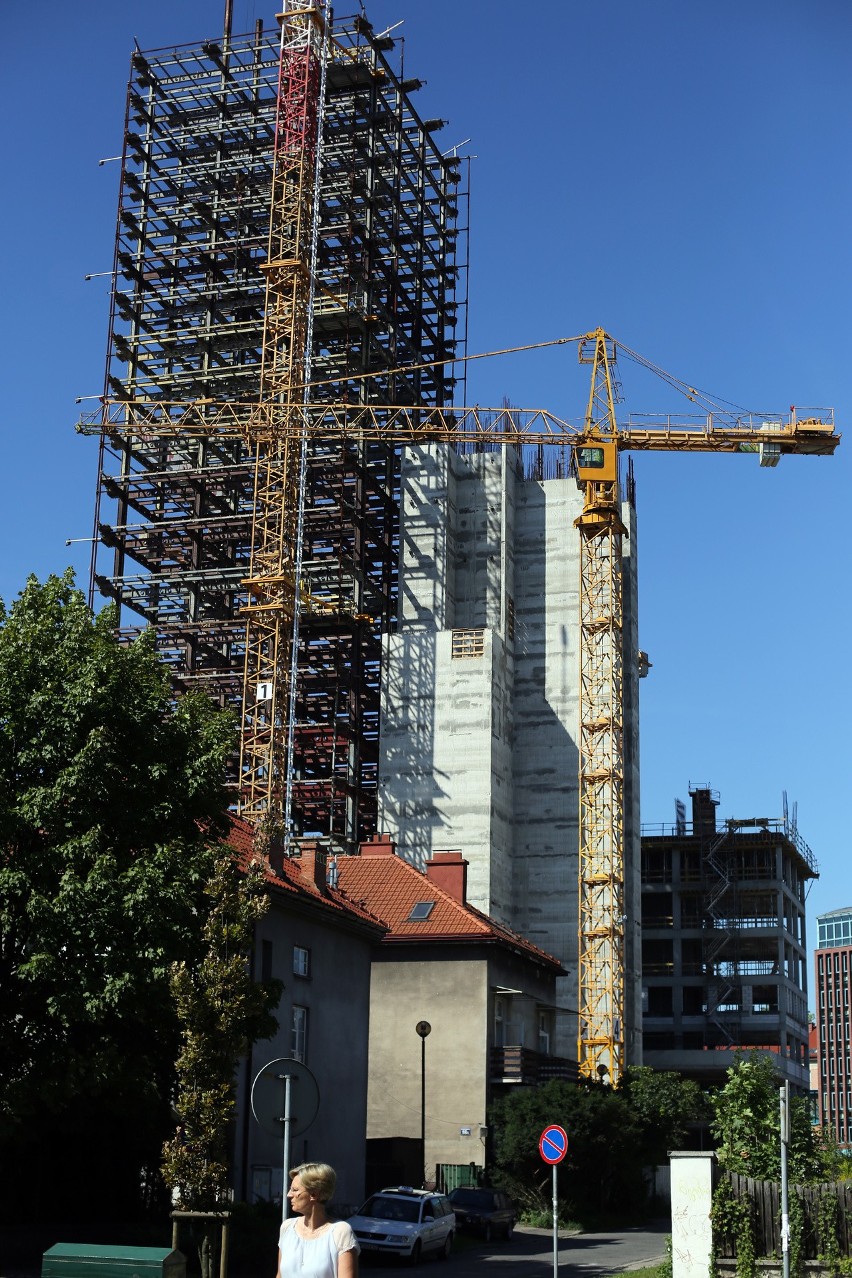 Kraków. Szkieletor zmienia się z dnia na dzień, rosną nowe budynki [NOWE ZDJĘCIA]