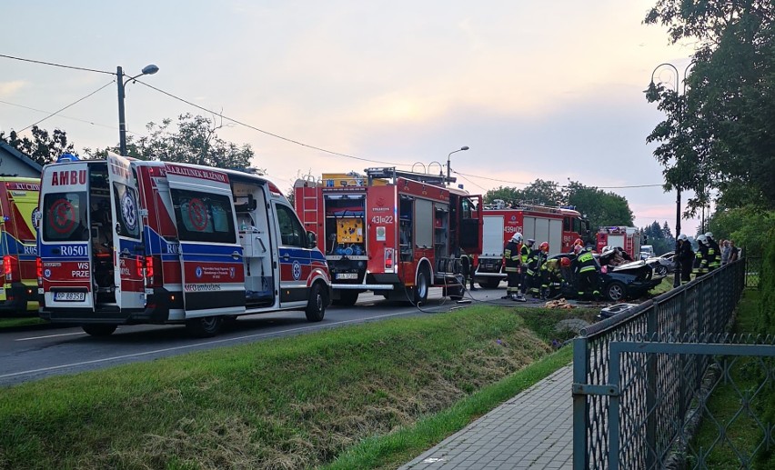 Wypadek w Szówsku koło Jarosławia. Skoda wypadła z drogi, strażacy musieli rozciąć auto, cztery osoby zostały ranne [ZDJĘCIA INTERNAUTY]