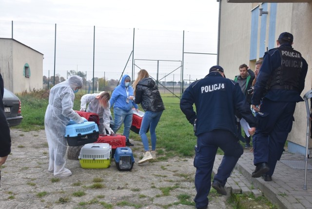 Wejście do mieszkania odbyło się w asyście policji  straży pożarnej.