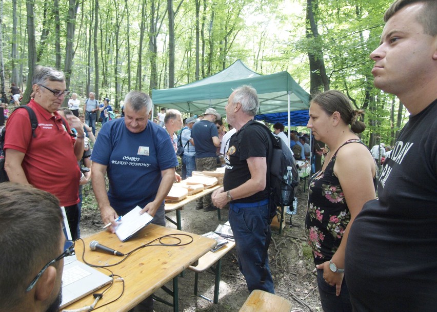 Odkryj Beskid Wyspowy. W sobotni wieczór wspięli się na Luboń Wielki, a w niedzielny poranek pokonali Grodzisko