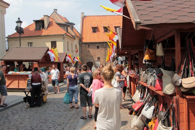 W sobotę ruszył Jarmark Spichrzowy w Grudziądzu. Potrwa on aż do 16 czerwca. W jego ramach zaplanowano wiele wydarzeń kulturalnych i rozrywkowych, m.in. koncerty Elektrycznych Gitar, Dawida Kwiatkowskiego, Roksany Węgiel, Red Lips, Piersi... Jarmark to nowa forma urodzin miasta. Program Jarmarku Spichrzowego w Grudziądzu publikujemy tutaj:Jarmark Spichrzowy rusza w Grudziądzu. Zagrają Elektryczne Gitary, Dawid Kwiatkowski, Roksana Węgiel, Red Lips, Piersi... [program];nf