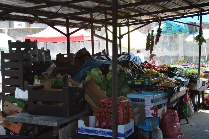 Nowy Sącz. Handlujący na maślanym rynku resztki warzyw muszą zabierać do domu [ZDJĘCIA]