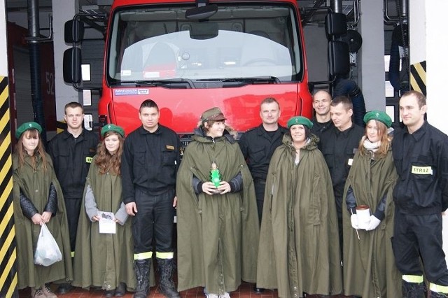 20 grudnia bieżącego roku, harcerze z powiatu sławieńskiego przybyli, do Komendy Powiatowej Państwowej Straży Pożarnej w Sławnie oraz Posterunku PSP w Darłowie, by na ręce strażaków przekazać Betlejemskie Światło Pokoju.