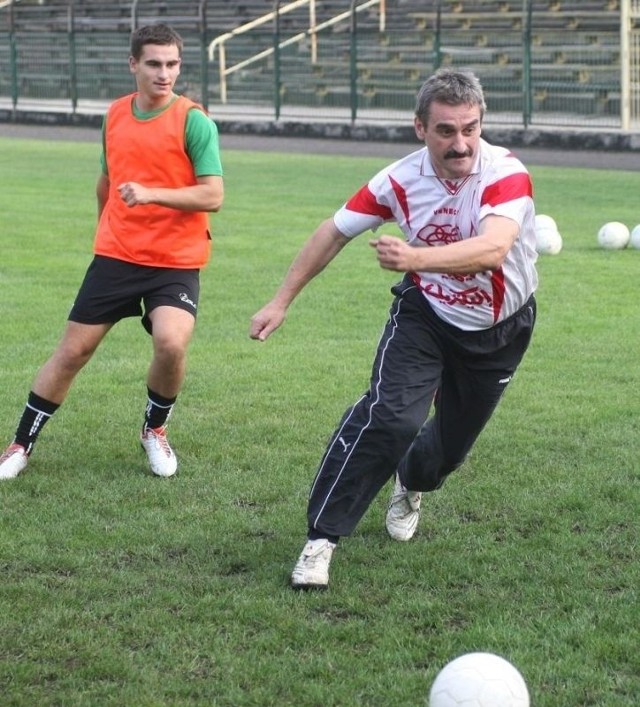 Nowy trener piłkarzy Siarki Tarnobrzeg Adam Mażysz (z prawej, z lewej Jakub Łuczakowski) na boisko nie ma zamiaru wybiec, ale podczas treningu był bardzo aktywny.