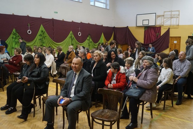 W sali widowiskowej Ośrodka Kultury w Osieku zebrało się wiele mieszkańców gminy, którzy świętowali Dzień Kobiet.
