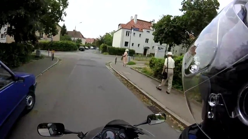 Awantura o czereśnie? Na Sępolnie we Wrocławiu motocyklista poucza zdenerwowaną kobietę [ZOBACZCIE FILM]