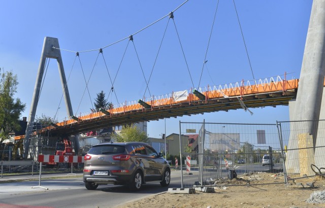 Budowa podwieszanej kładki pieszo-rowerowej nad ulicą Szarych Szeregów wydłuży się o miesiąc. Zgodnie z podpisanym aneksem wszystkie prace powinny potrwać do końca października.