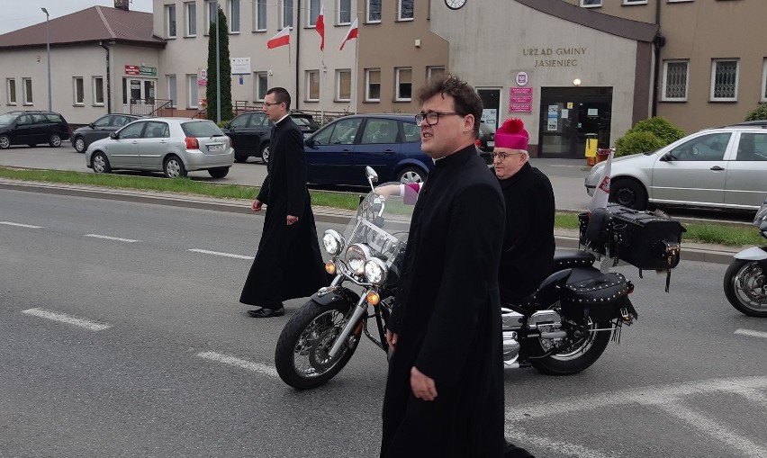 Biskup pomocniczy warszawski przyjechał do Jasieńca na... motocyklu. Eskortował go klub Dominator z Grójca