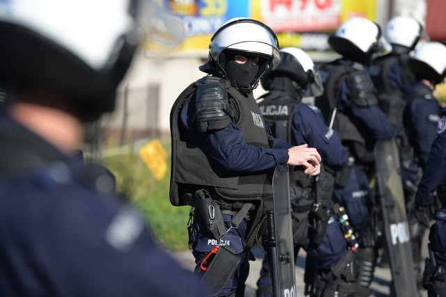 W meczu 4 ligi Polonia Przemyśl pokonała u siebie JKS Jarosław 1:0. Do Przemyśla przyjechało około 300 kibiców z Jarosławia. Mecz zabezpieczała policja.Zobacz też: 4 liga. Paweł Piątek dał zwycięstwo Polonii Przemyśl nad JKS-em Jarosław [ZDJĘCIA, KIBICE]