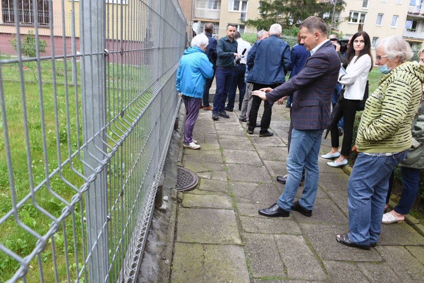 Nowy Sącz. Mieszkańcom pięciu bloków przy ul. Barskiej zagrodzono teren wewnątrz osiedla. Liczą na interwencję Ludomira Handzla