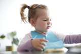 Neofobia żywieniowa u dziecka nie oznacza niejadka. Jakie są jej konsekwencje? Zastosuj te zasady, aby uniknąć niedoborów w diecie dziecka