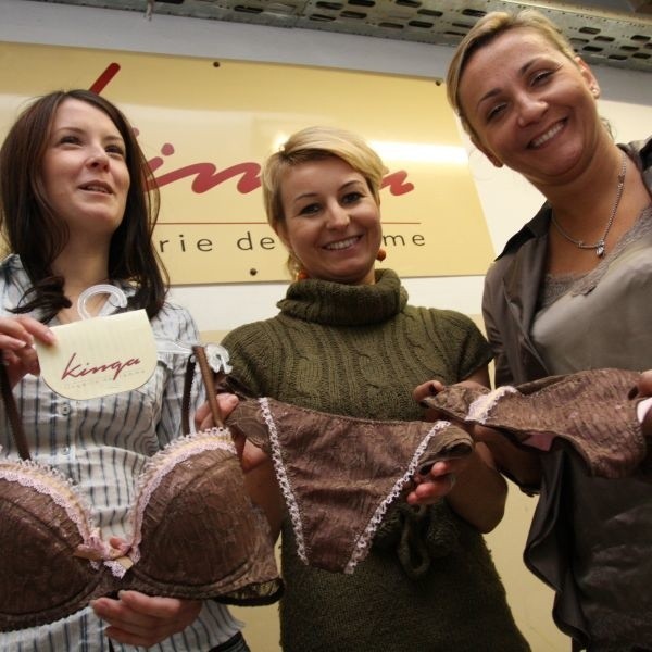 Agnieszka Topczewska, Aneta Kamińska i Kinga Lesisz kilka tygodni pracowały nad projektem bielizny z różową wstążką. Zysk ze sprzedaży zostanie przekazany na warsztaty psychoonkologiczne. Koszt kompletu to około 100 zł.