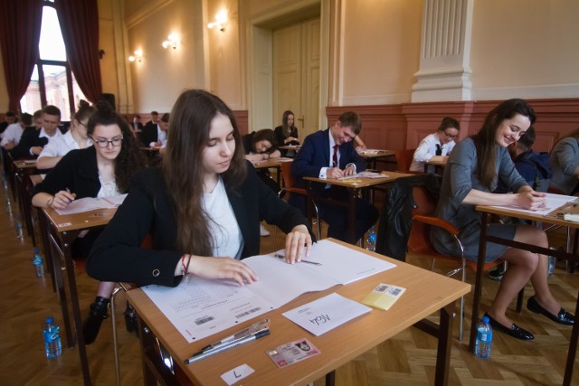 Matura 2016 rozpoczęta. Uczniowie napisali egzamin z języka polskiego.  Teraz w internecie szukają odpowiedzi na zadane im pytania. Znajdą je oczywiście na naszej stronie.