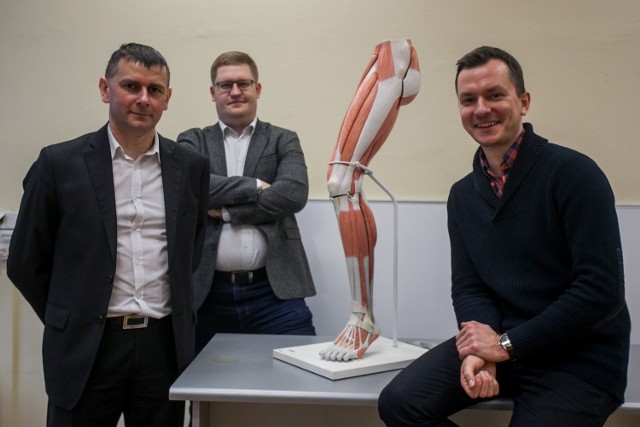 Sprzęt ma służyć do rehabilitacji nóg. Na zdjęciu (od lewej): prof. Bogdan Ligaj, dr inż. Łukasz Pejkowski i dr inż. Mateusz Wirwicki.