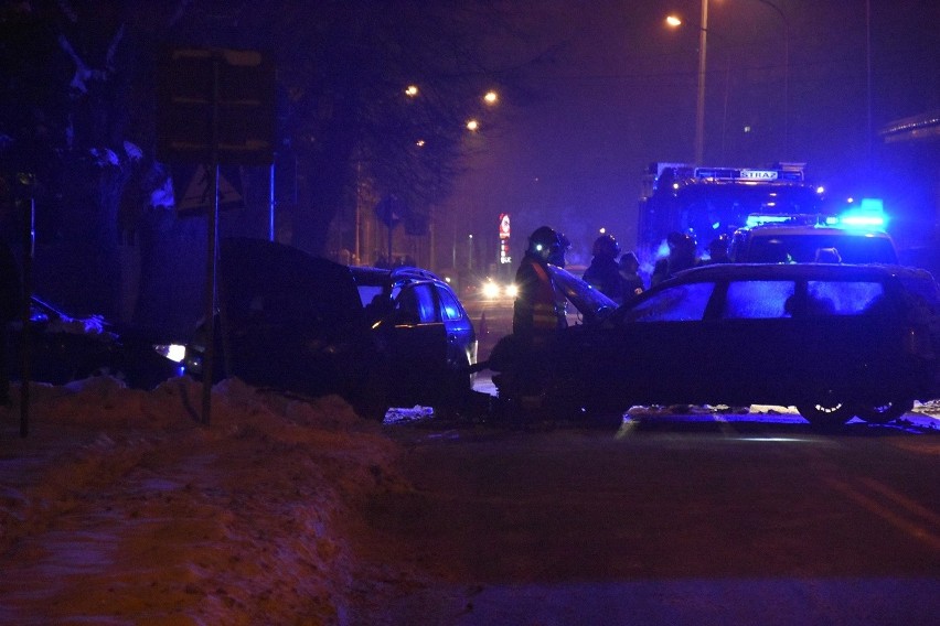 Gorlice. Kolizja na skrzyżowaniu ulic Szpitalnej i Armii Krajowej. Drogę tarasują dwa rozbite samochody. Uważajcie, bo jest bardzo ślisko