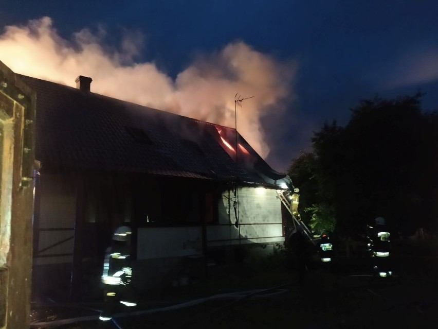 Narew. Sześć zastępów gasiło pożar domu jednorodzinnego. Straty wynoszą ponad 200 tysięcy złotych [ZDJĘCIA]