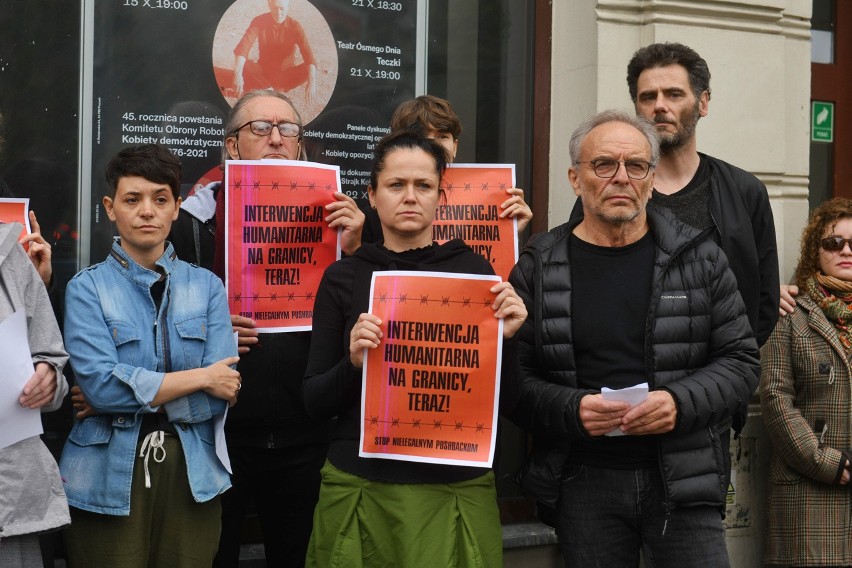 W Poznaniu przed Teatrem Polski, Centrum Kultury Zamek i...