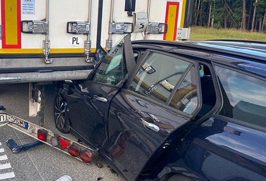 Wypadek na A1. Rozpędzony samochód wbił się pod TIRa