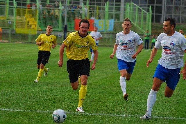 Ciekawe czy piłkarze Jaroty (w żółtych strojach) jubileusz 15-lecia klubu uczczą wygraną w pojedynku z Chojniczanką?