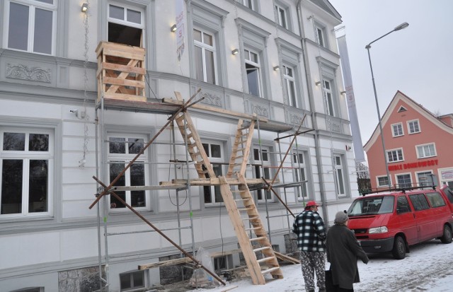 Przed przystąpieniem do pracy Słowacy zbudowali taką oto konstrukcję, którą będą dostarczać na piętro cięższe elementy wyposażenia.