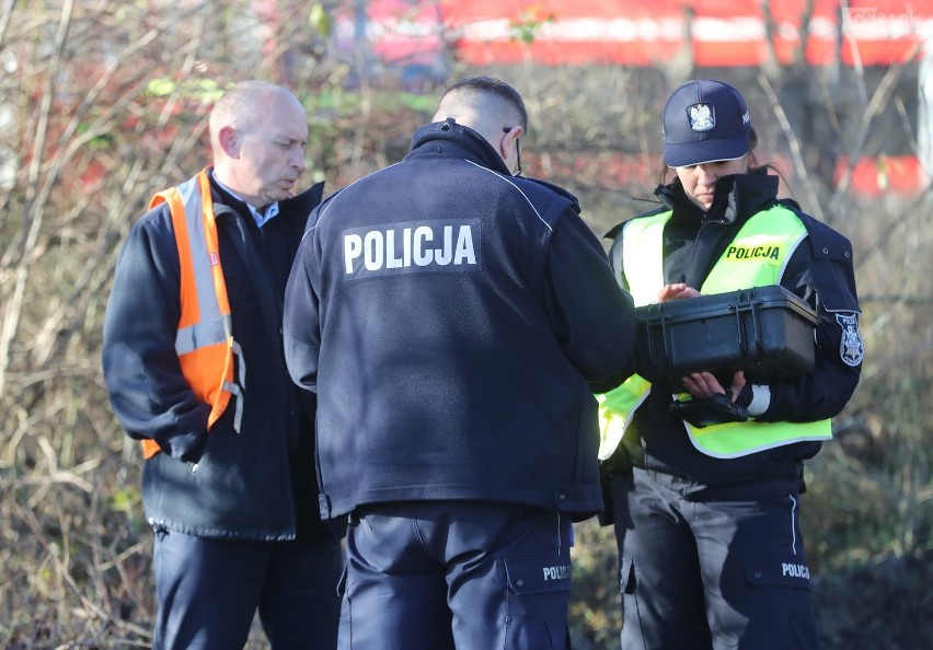 Kołbaskowo: Śmiertelny wypadek na niestrzeżonym przejeździe kolejowym. Samochód stanął w płomieniach 