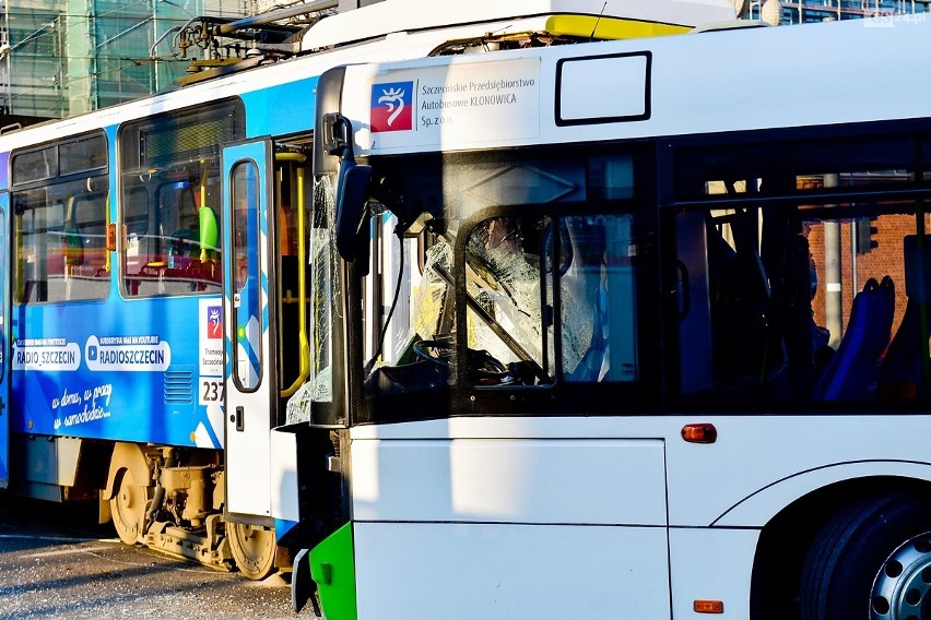 Wypadek na Bramie Portowej w Szczecinie: zderzenie tramwaju...