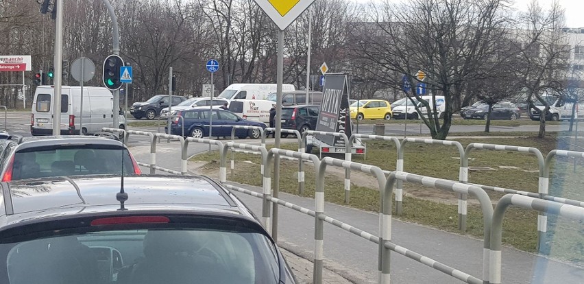 Do zdarzenia volkswagena busa i audi doszło w piątek, 22...