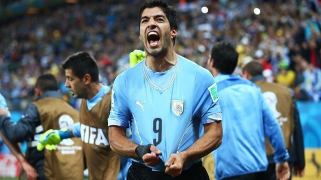 Luis Suarez kolejne mecze na mundialu może obejrzeć z trybun.