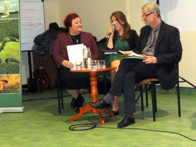 Na wczorajszym spotkaniu w Książnicy -   od lewej na zdjęciu Aniela Czyżyk, Anna Stybaniewicz-Pik i Mariusz Szmagliński.