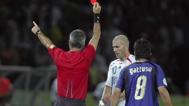 Zidane dostaje czerwoną kartkę w finale MŚ 2006