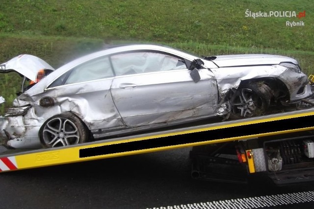 Wypadek na A1 w Świerklanach. Mercedes w rowie. Dwie osoby w szpitalu