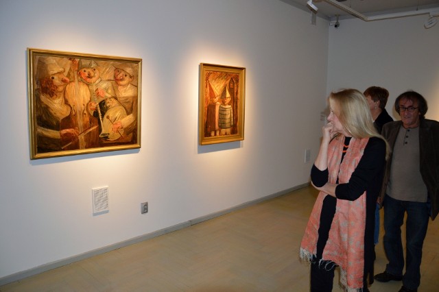 Anna Król - kurator wystawy, ogląda obrazy Tadeusza Makowskiego