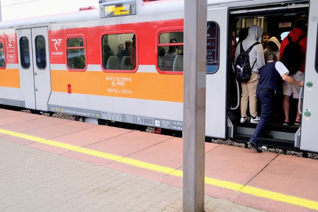 Poranny tłok w pociągu z Bydgoszczy do Poznania, kursującym przez Gniezno. Był on prowadzony jedynie pojedynczym, 3-wagonowym składem.