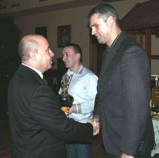 Kazimierz Greń, prezes Podkarpackiego Związku Piłki Nożnej (z lewej) podczas spotkania w Stalowej Woli gratulował między innymi trenerowi Danielowi Kijakowi (z prawej, w środku trener Karol Wołoszyn).