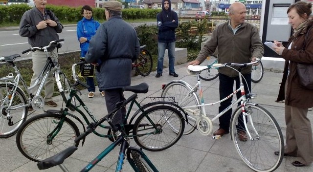 Na zdjęciu pan Janusz, który kupił rower dla swojej żony.