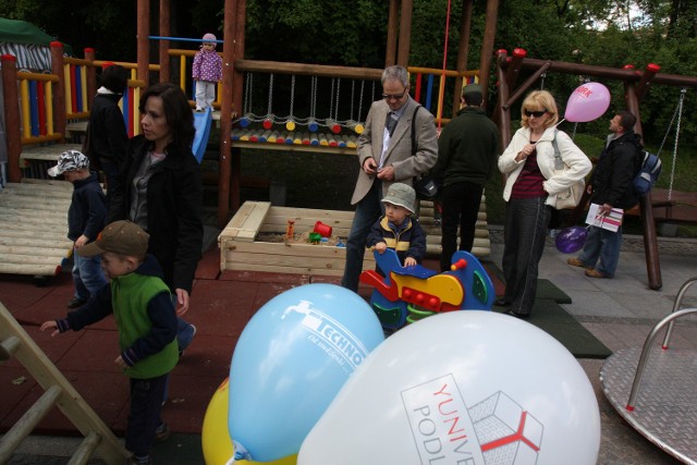 Połączenie mebli plastikowych i drewnianych jest dobrym rozwiązaniem.  Dobrze też, jeśli miejsce zabaw naszego dziecka jest widoczne z okien kuchni, pokoju, tarasu, gdzie często przebywamy.