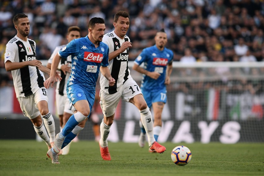 Mario Mandżukić (z prawej) strzelił dwa gole Napoli, które...