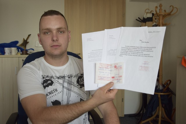 Piotr Kraska pokazuje korespondencję z Kielecką Szkołą Jazdy w sprawie oddania mu pieniędzy za to, że – jak twierdzi – z jej winy nie może przystąpić do egzaminu z kwalifikacji zawodowych.