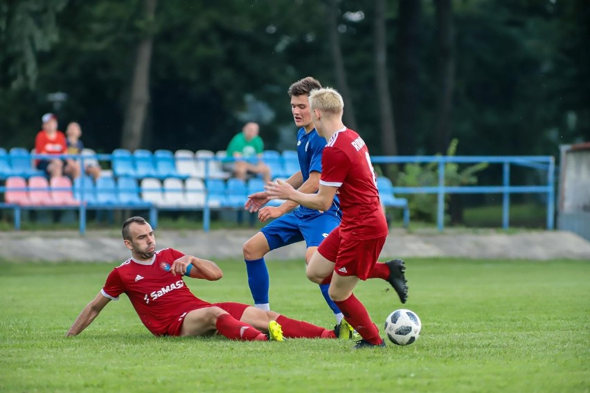 Piłkarze Rudni (czerwone stroje) nie przegrali 13. spotkań z...