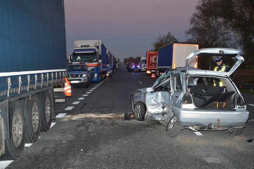 Zalesie. Samochód osobowy zderzył się z ciężarówką. Dwie osoby ranne