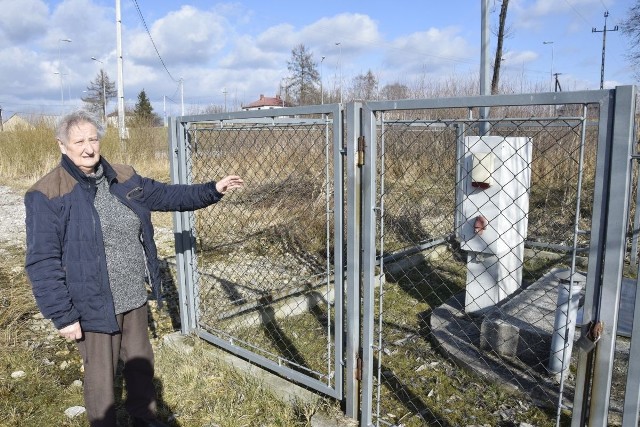 - To przez to urządzenie podwyższył się poziom wód gruntowych, co sprawiło, że w piwnicy mam wodę i muszę ją wypompowywać – mówi Marianna Snoch pokazując na wybudowaną w 2010 roku na fragmencie jej działki przepompownię.