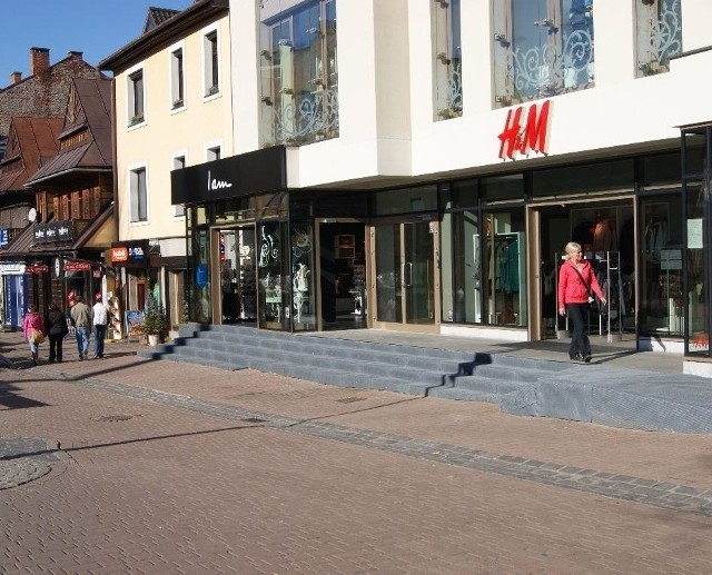 Schody stojące przed budynkiem H&M są już legalne. Tak zdecydował burmistrz Majcher