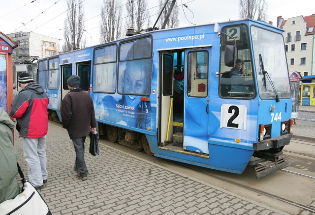 Jazda jest przyjemniejsza, kiedy można sobie popatrzeć przez szybę. Nic dziwi więc, że pasażerów złoszczą zasłaniające widok reklamy.