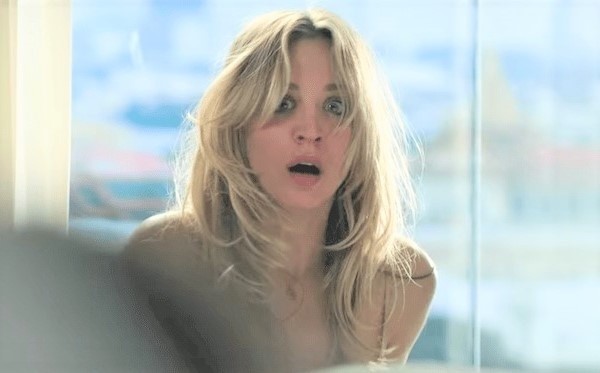 Tytułową bohaterkę serialu HBO „Stewardesa” gra Kaley Cuoco...