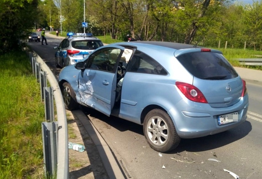 Wypadek na wiadukcie na Nowym Dworze. Jedna osoba ranna, ulica zablokowana (ZDJĘCIA)