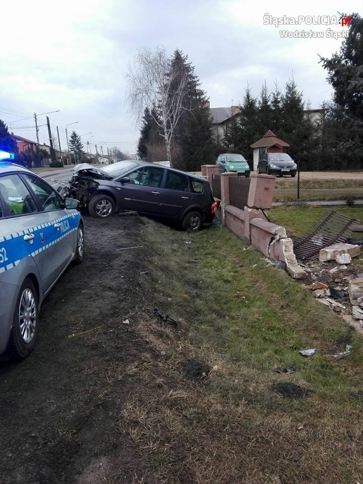 Wypadek w Marklowicach: Kierowca pijany i bez prawa jazdy rozbił się o betonowy płot ZDJĘCIA