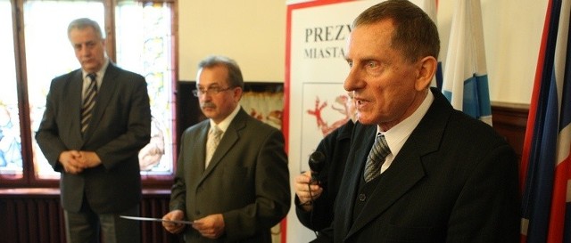 Po prawej Jerzy Polak, szef Szkolnego Związku Sportowego i Grzegorz Leśniak.
